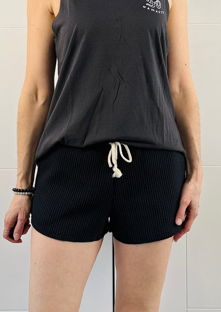 ESSENTIAL BLACK SHORT