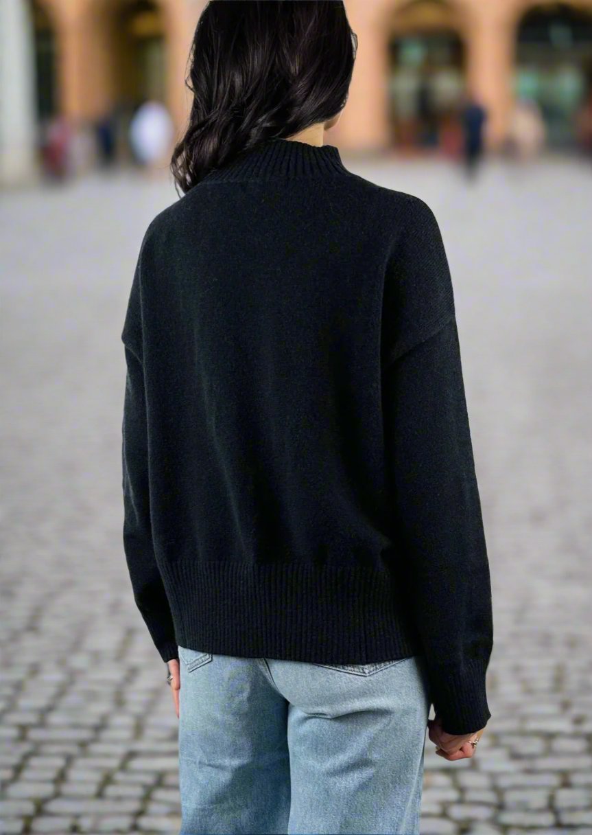 SOFT KNIT BLACK SWEATER