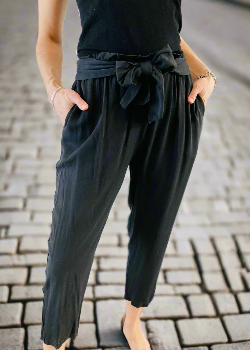 BELTED HIGH-WAISTED CROP PANT