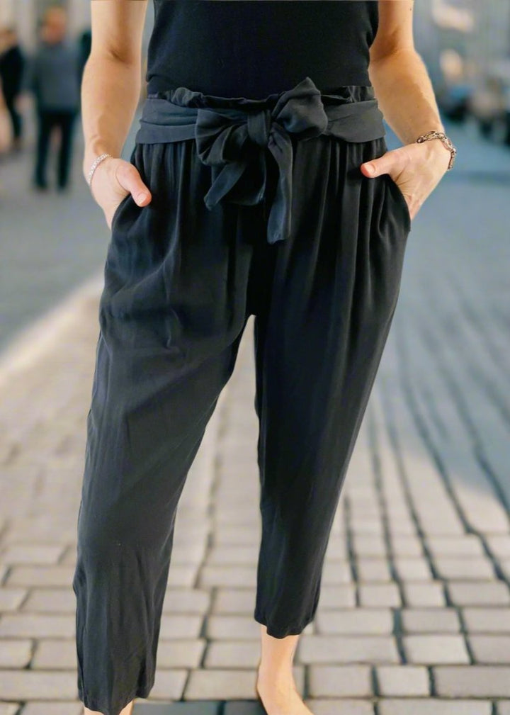 BELTED HIGH-WAISTED CROP PANT