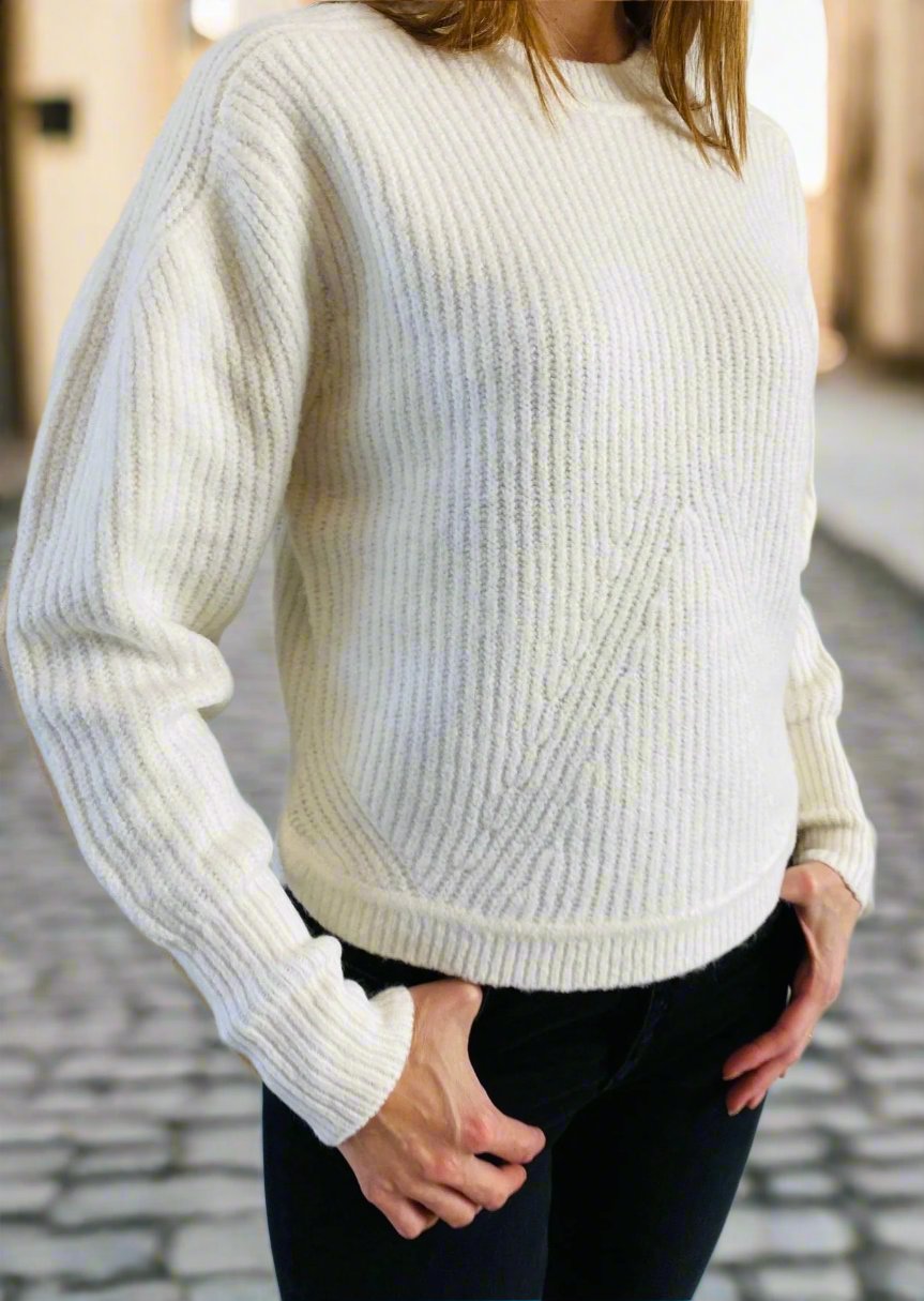 WINTER WHITE SWEATER